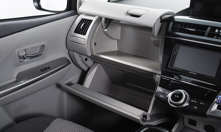 Toyota Prius Plus 2022 interior
